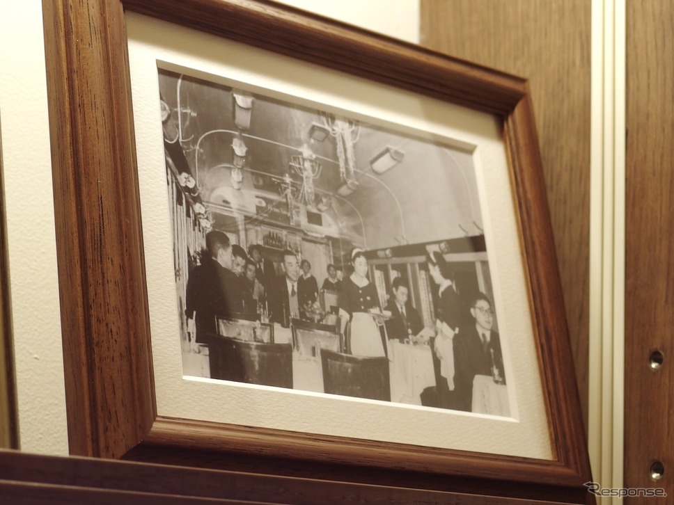 グランスタ東京「STATION RESTAURANT THE CENTRAL」（洋食レストラン）に飾られている過去の食堂車の写真《写真撮影 高木啓》