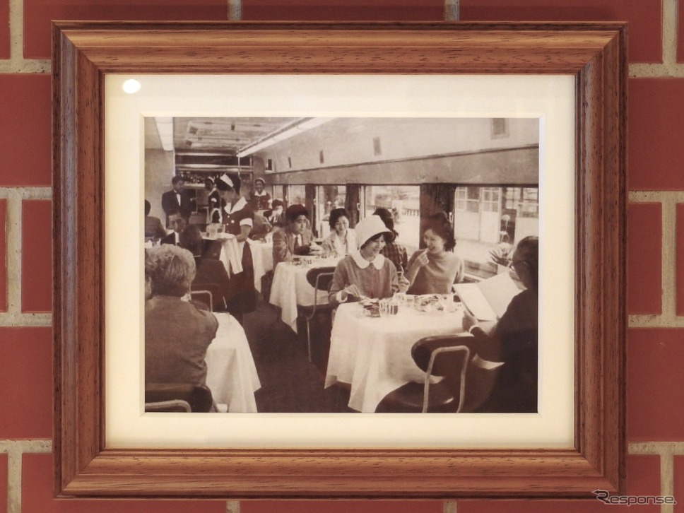 グランスタ東京「STATION RESTAURANT THE CENTRAL」（洋食レストラン）に飾られている過去の食堂車の写真《写真撮影 高木啓》