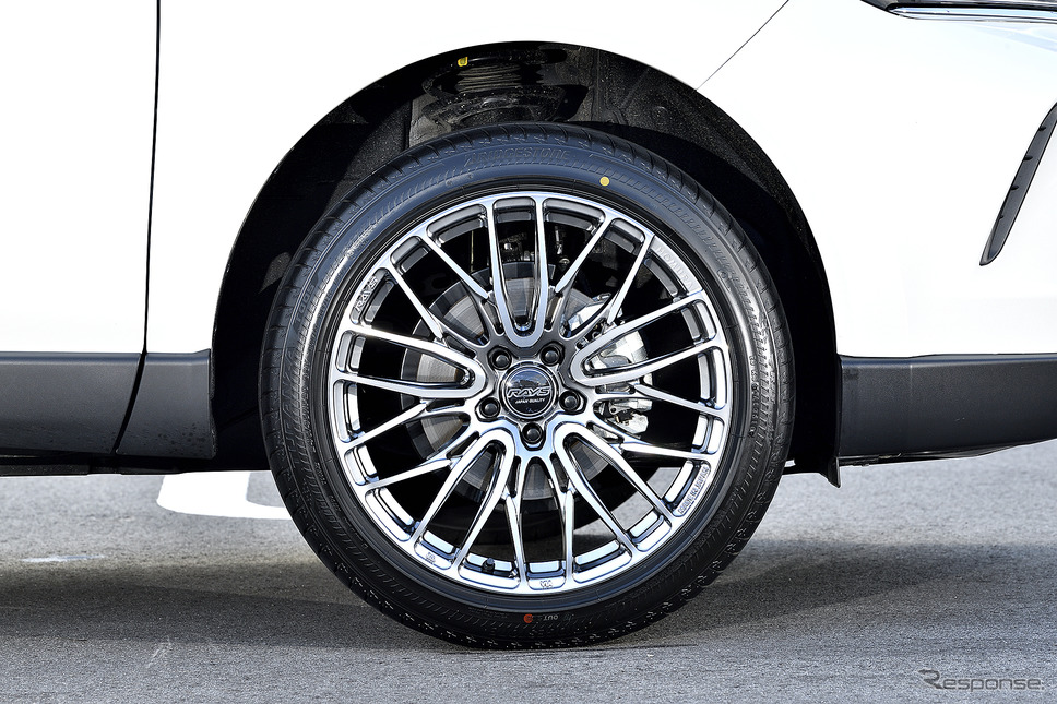 モデル名:レイズ HOMURA 2X10BD/推奨サイズ:20×8.5JInset38 5H-114.3/カラー:ダイヤモンドミラーカット/タイヤサイズ:245/45R20《写真撮影 雪岡直樹》