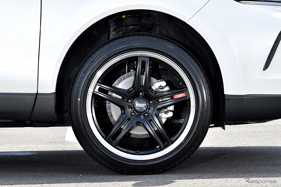 モデル名:MID RMP 520F/推奨サイズ:20×8.5JInset38 5H-114.3/カラー:セミグロスブラック/リムポリッシュ/タイヤサイズ:245/45R20《写真撮影 雪岡直樹》