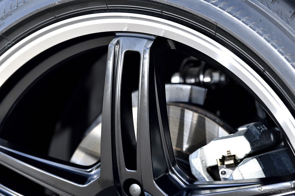 モデル名:MID RMP 520F/推奨サイズ:20×8.5JInset38 5H-114.3/カラー:セミグロスブラック/リムポリッシュ/タイヤサイズ:245/45R20《写真撮影 雪岡直樹》