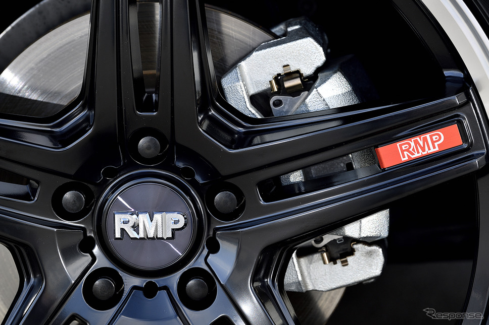 モデル名:MID RMP 520F/推奨サイズ:20×8.5JInset38 5H-114.3/カラー:セミグロスブラック/リムポリッシュ/タイヤサイズ:245/45R20《写真撮影 雪岡直樹》