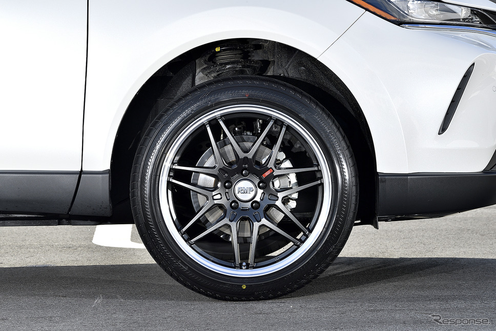モデル名:MID RMP 720F/推奨サイズ:20×8.5JInset38 5H-114.3/カラー:セミグロスガンメタ/リムポリッシュ/タイヤサイズ:245/45R20《写真撮影 雪岡直樹》