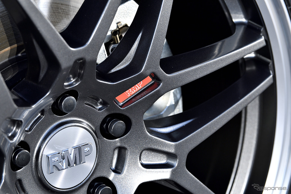 モデル名:MID RMP 720F/推奨サイズ:20×8.5JInset38 5H-114.3/カラー:セミグロスガンメタ/リムポリッシュ/タイヤサイズ:245/45R20《写真撮影 雪岡直樹》