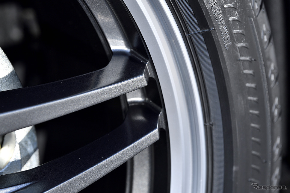 モデル名:MID RMP 720F/推奨サイズ:20×8.5JInset38 5H-114.3/カラー:セミグロスガンメタ/リムポリッシュ/タイヤサイズ:245/45R20《写真撮影 雪岡直樹》