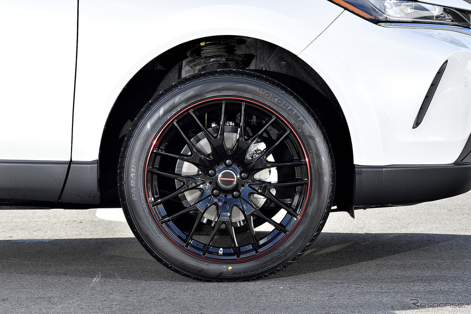 モデル名:ビッグウェイ レイシーン プラバ9M/推奨サイズ:20×8.5JInset38 5H-114/カラー:グロスブラック/レッドリム/タイヤサイズ:245/45R20《写真撮影 雪岡直樹》