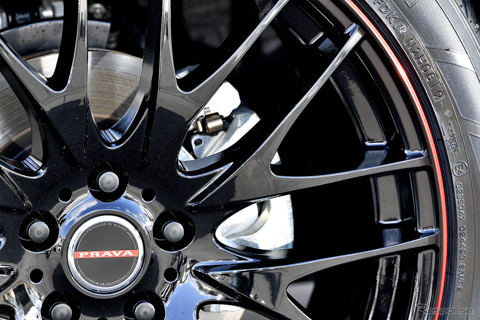 モデル名:ビッグウェイ レイシーン プラバ9M/推奨サイズ:20×8.5JInset38 5H-114/カラー:グロスブラック/レッドリム/タイヤサイズ:245/45R20《写真撮影 雪岡直樹》
