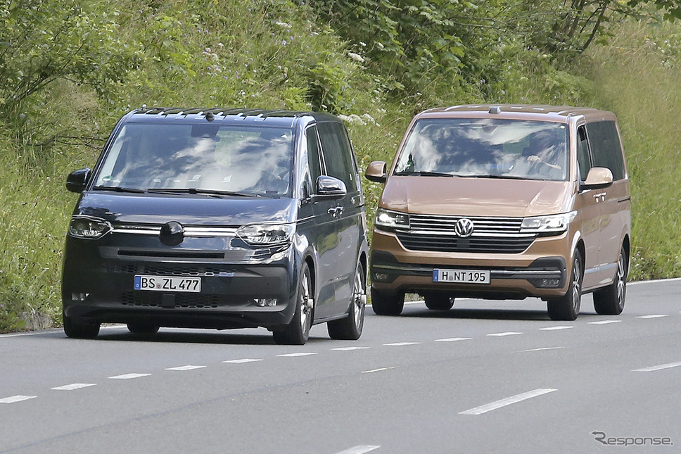 VW T7 市販型プロトタイプ(左)と現行モデルのT6(右)を捉えたスクープ写真《APOLLO NEWS SERVICE》