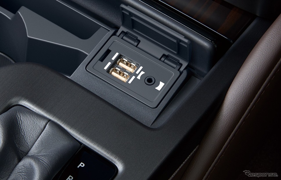 USB(2個)/AUX(音声)入力端子《写真提供 トヨタ自動車》