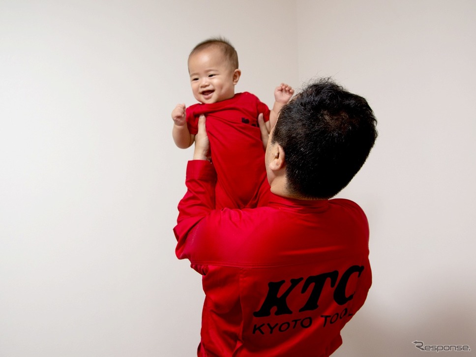 KTCロゴつなぎ服とお揃いのデザイン《写真提供 京都機械工具》