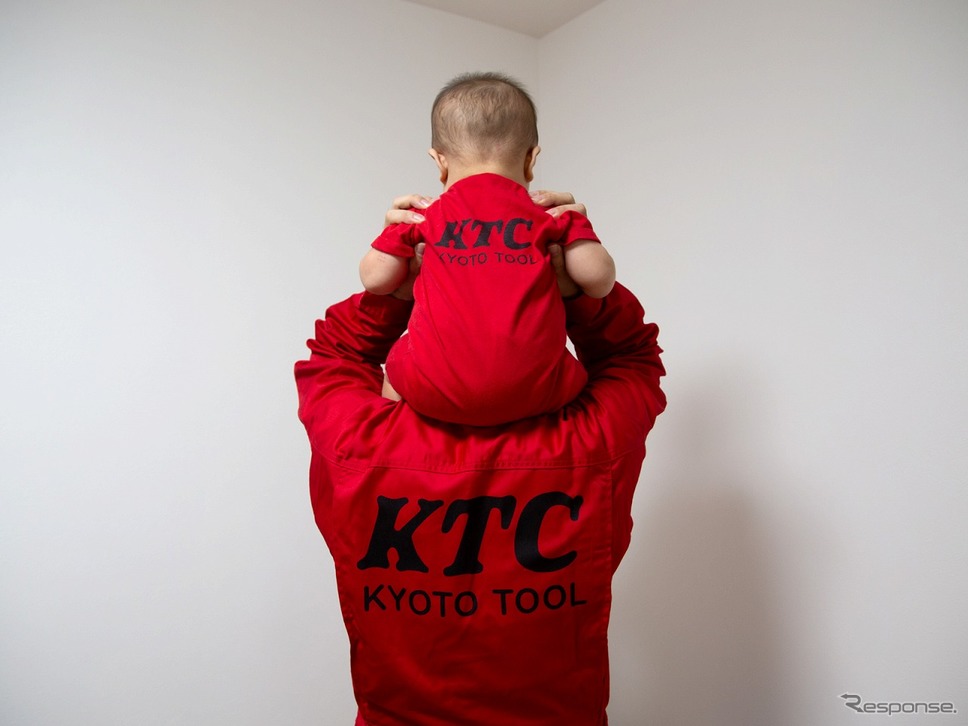 KTCロゴベビーロンパース《写真提供 京都機械工具》