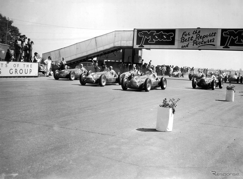 1950年、F1イギリスGP、スタート《Photo by Don Price/Fox Photos/Hulton Archive/ゲッティイメージズ》