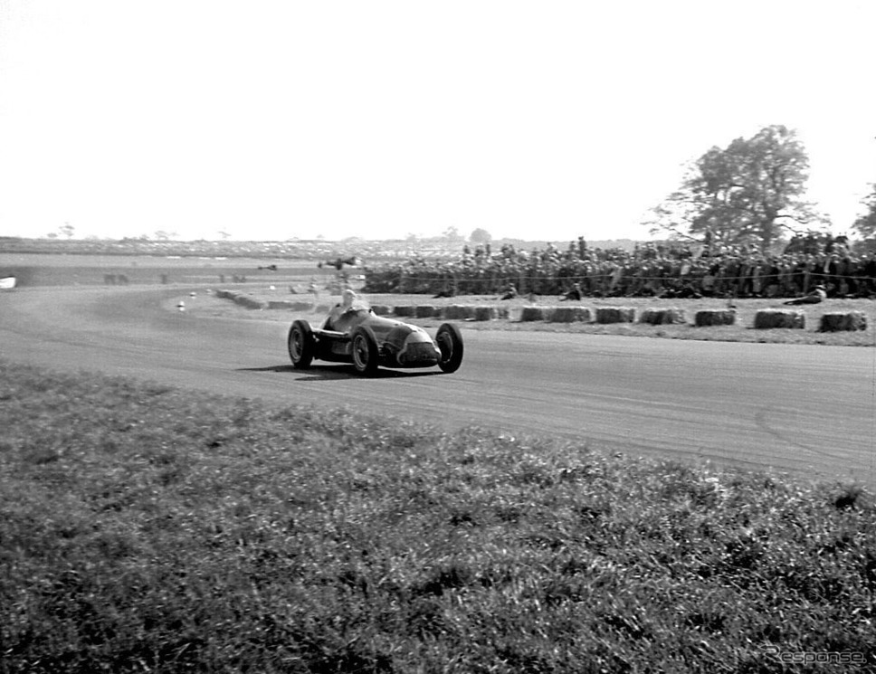 シルバーストン、アビーコーナーをゆくジュゼッペ・ファリーナのアルファロメオ158（1950年、F1イギリスGP）《Photo by GP Library/Universal Images Group/ゲッティイメージズ》