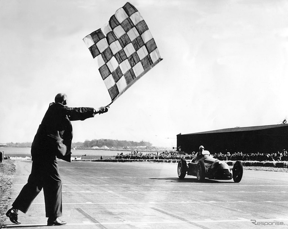 チェカーフラッグを受けるジュゼッペ・ファリーナ（1950年、F1イギリスGP）《Photo by National Motor Museum/Heritage Images/Hulton Archive/ゲッティイメージズ》