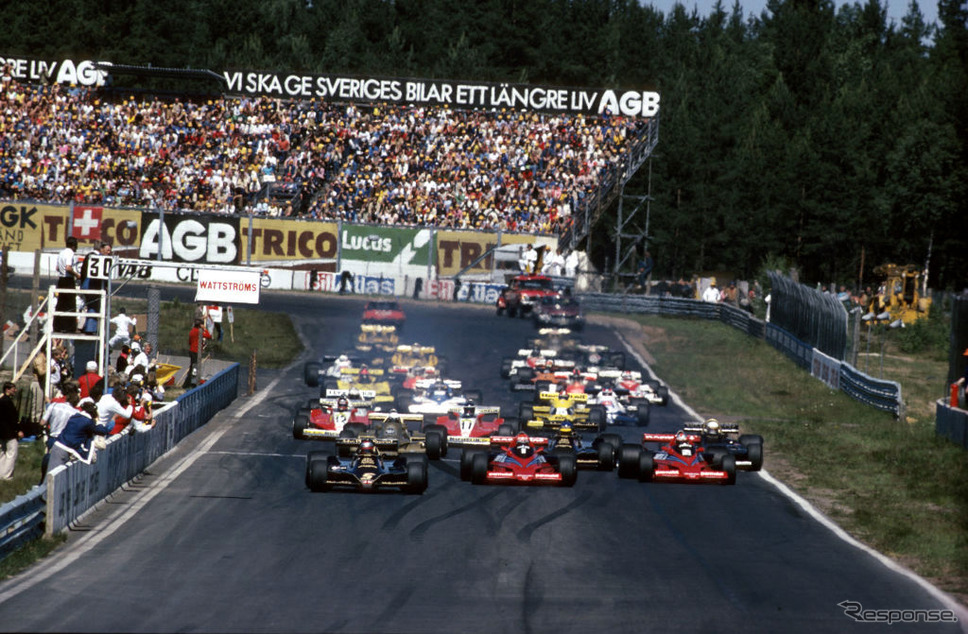 1978年F1スウェーデンGP決勝スタート(6月17日)。マリオ・アンドレッティ(ロータス79)、ニキ・ラウダ(ブラバムBT46B)、ジョン・ワトソン(ブラバムBT46B)、ロニー・ピーターソン(ロータス79)、リカルド・パトレーゼ(アローズFA1)、ジョディ・シェクター(ウルフWR5)、カルロス・ロイテマン(フェラーリ312T3)、ジル・ヴィルヌーヴ(フェラーリ312T3)ら。《Photo by Hoch Zwei/Corbis Sport/ゲッティイメージズ》