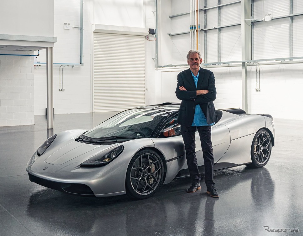 ゴードン・マレー・オートモーティブ T.50と、ゴードン・マレーその人。《photo by Gordon Murray Automotive》
