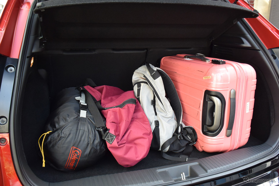 荷室は広く、かつ荷物を詰め込みやすいスクエアなスペースに仕立てられている。大きくないトランクであれば写真のように縦積みできる。《写真撮影 井元康一郎》