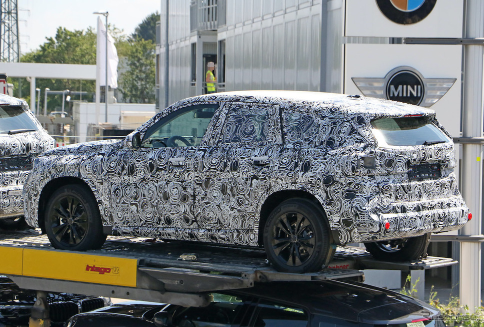 BMW X1 次期型プロトタイプ(スクープ写真)《APOLLO NEWS SERVICE》