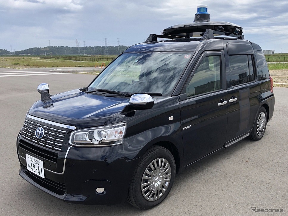5G を活用した自動運転タクシーの事業化に向けた運行管理実証、実験車両のベース車両：JPN TAXI《写真提供 日本工営》