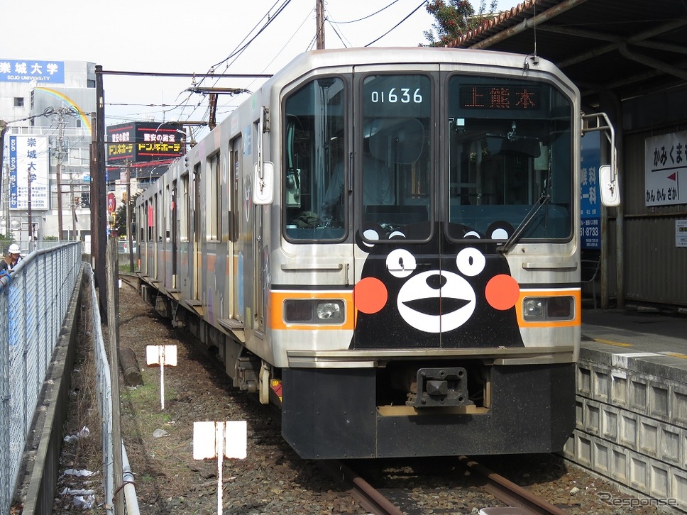 「くまもん」のラッピングが施された、元東京メトロの熊本電鉄01形。《撮影 草町義和》