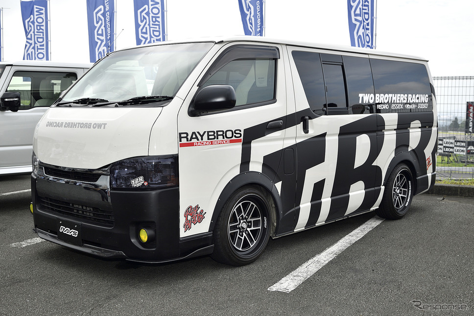 トヨタ ハイエース / Two Brothers Racing TB-01 B-SIDE《写真撮影 雪岡直樹》