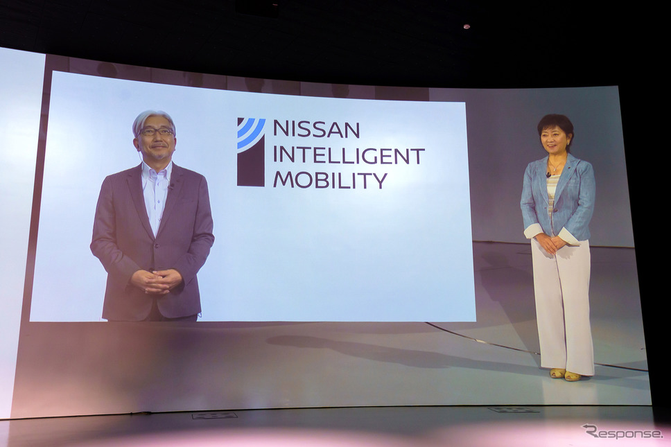 「ALL NISSANミーティング」、安徳常務(向かって左)のプレゼンテーション。向かって右は司会の星野朝子副社長《写真提供 日産自動車》