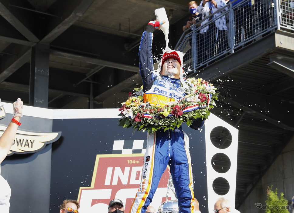 インディ500恒例、ミルクでの“祝杯”。《写真提供 INDYCAR》