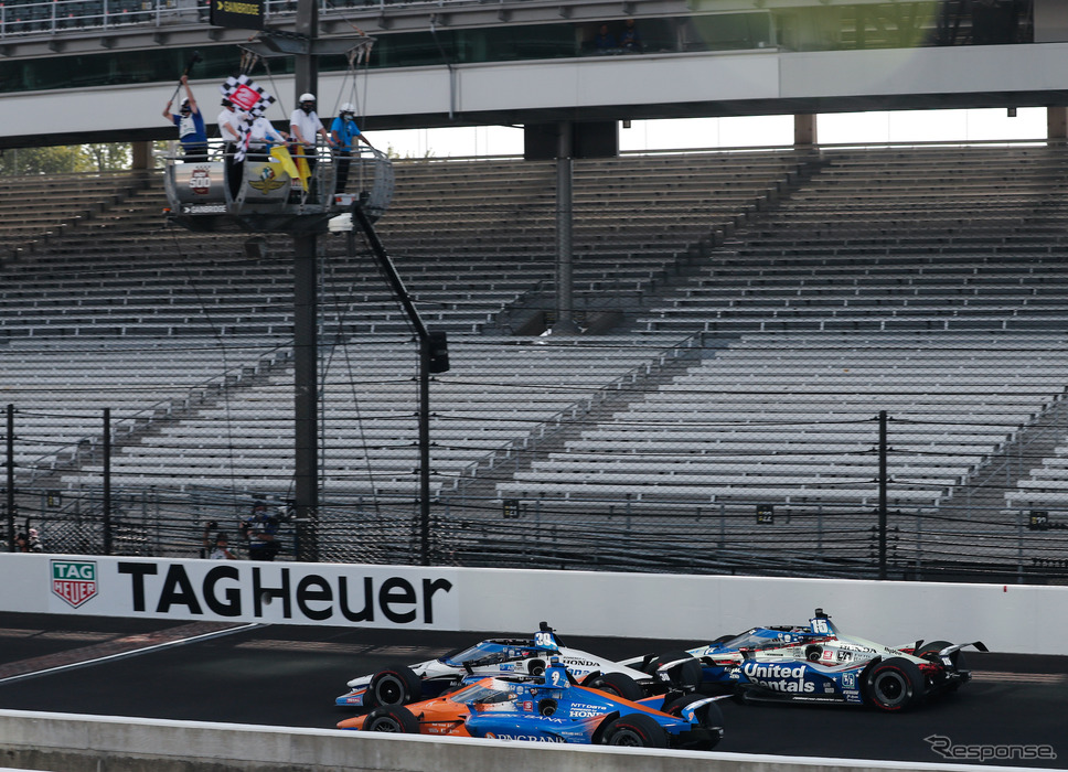 3台が並んでのレース終幕シーン。《写真提供 INDYCAR》