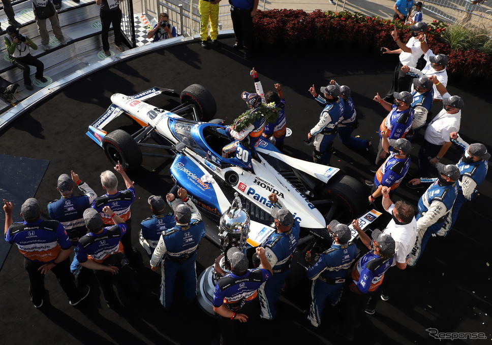 勝者だけが祝福されるインディ500の表彰式。《写真提供 INDYCAR》