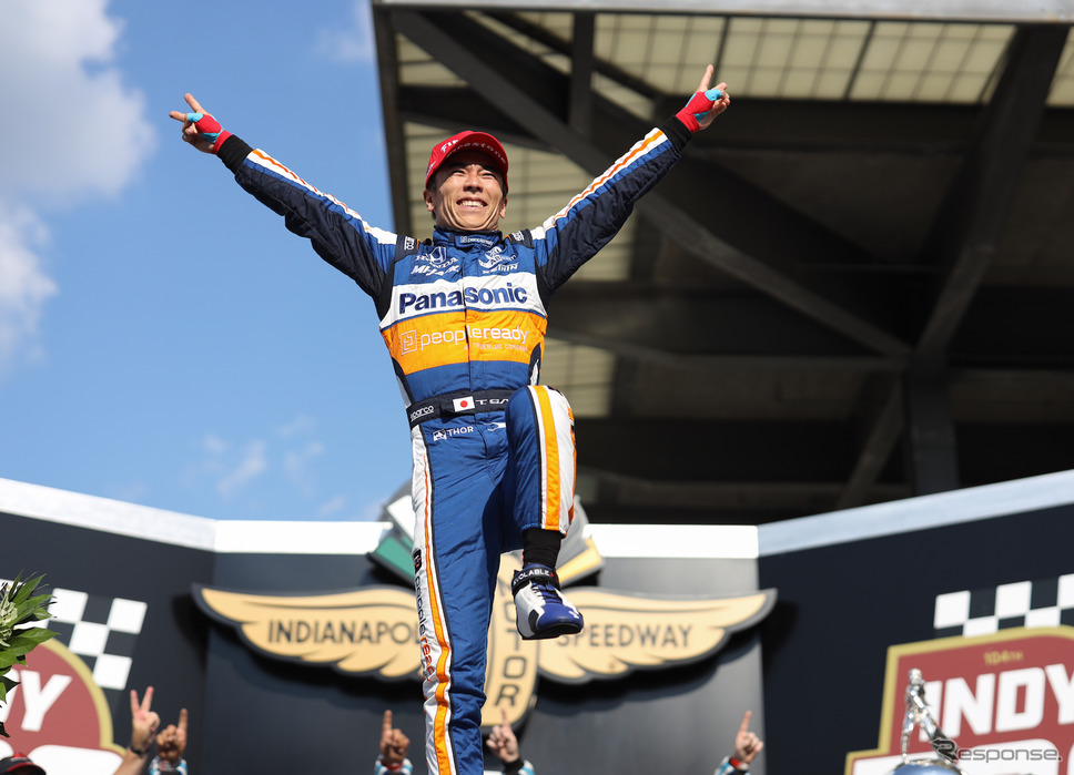 ゴール後には“グリコのポーズ”で喜びと感謝を表明。《写真提供 INDYCAR》