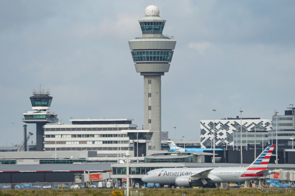 オランダ、スキポール空港のアメリカン航空機(7月2日)《Photo by Nicolas Economou/NurPhoto via Getty Images/ゲッティイメージズ》