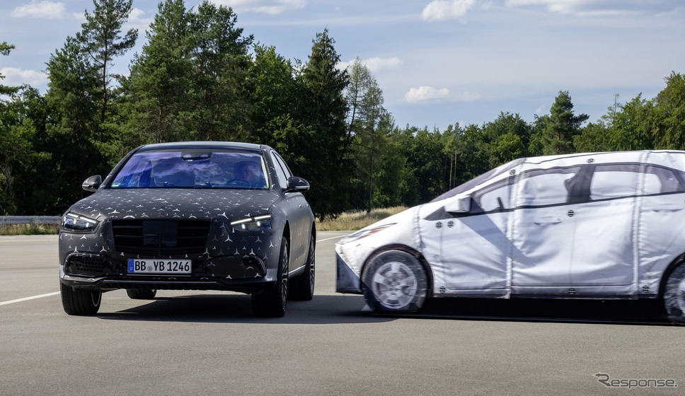 メルセデスベンツ Sクラス 次期型の「E-ACTIVE BODY CONTROL」を利用した「PRE-SAFE インパルスサイド」《photo by Mercedes-Benz》