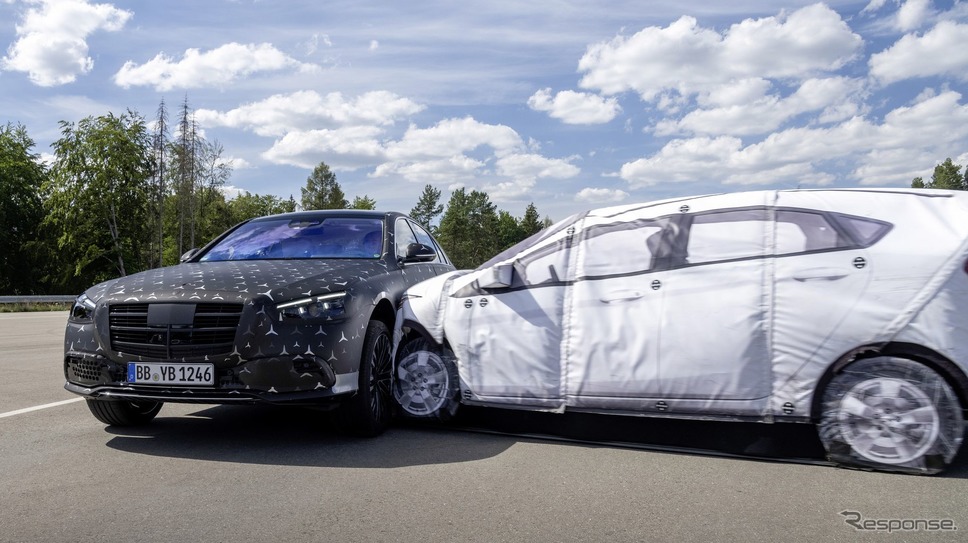 メルセデスベンツ Sクラス 次期型の「E-ACTIVE BODY CONTROL」を利用した「PRE-SAFE インパルスサイド」《photo by Mercedes-Benz》