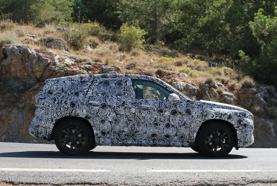 BMW X1 次期型プロトタイプ(スクープ写真)《APOLLO NEWS SERVICE》