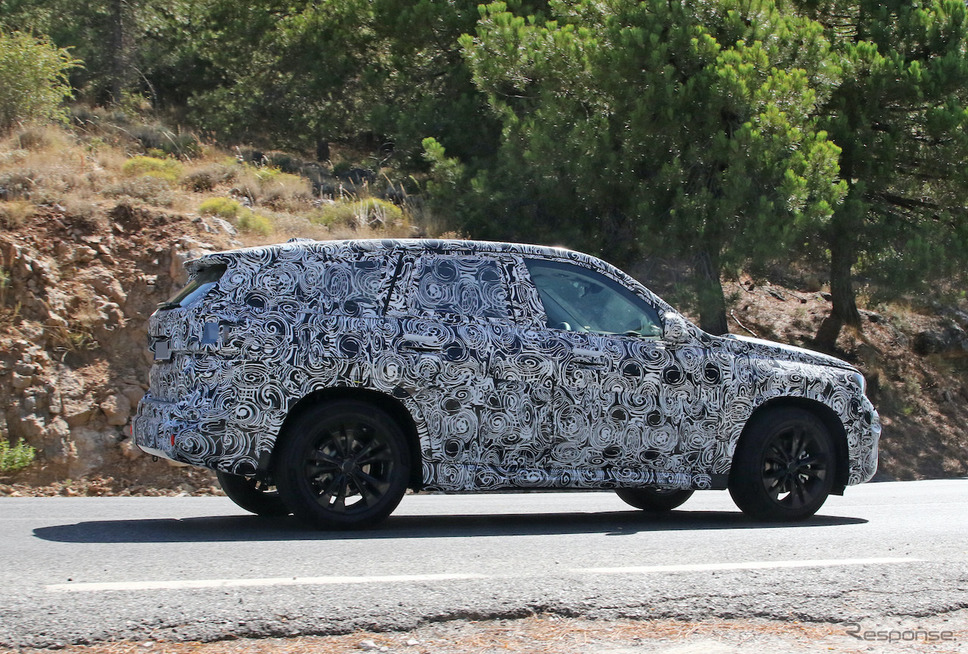 BMW X1 次期型プロトタイプ(スクープ写真)《APOLLO NEWS SERVICE》