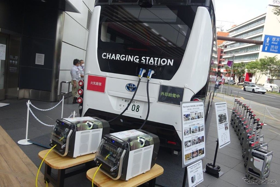 外部給電口と2台の「パワーエクスポーター9000」《写真撮影 池原照雄》