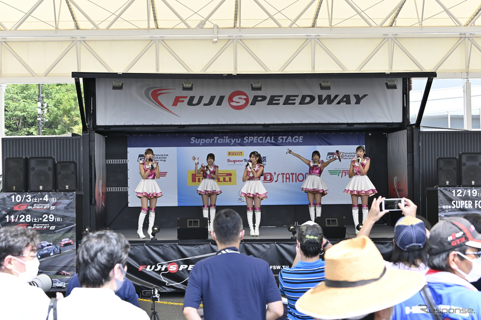 スーパー耐久シリーズのイメージガール、D'stationフレッシュエンジェルズ。《写真撮影 雪岡直樹》
