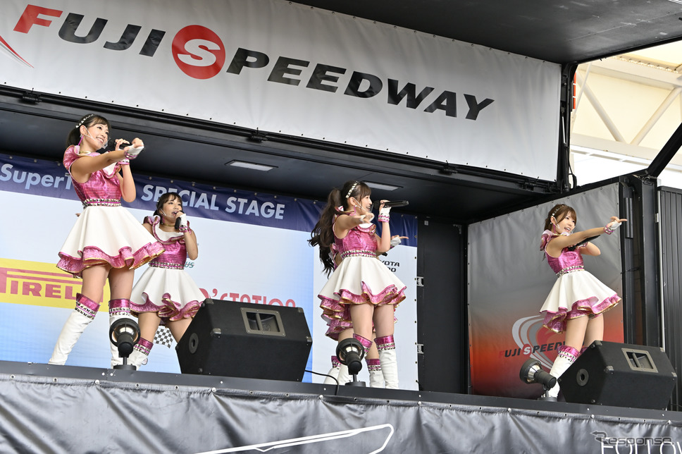 スーパー耐久シリーズのイメージガール、D'stationフレッシュエンジェルズ。《写真撮影 雪岡直樹》