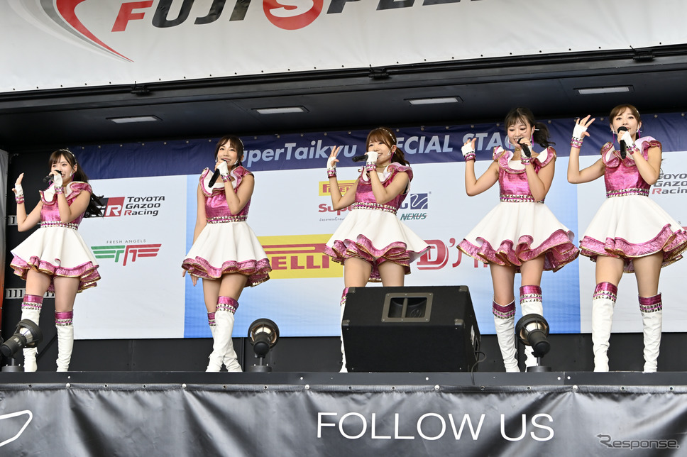 スーパー耐久シリーズのイメージガール、D'stationフレッシュエンジェルズ。《写真撮影 雪岡直樹》