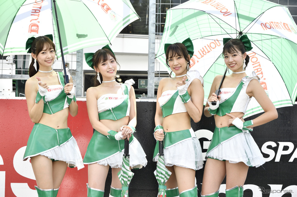 スーパー耐久シリーズのイメージガール、D'stationフレッシュエンジェルズ。《写真撮影 雪岡直樹》