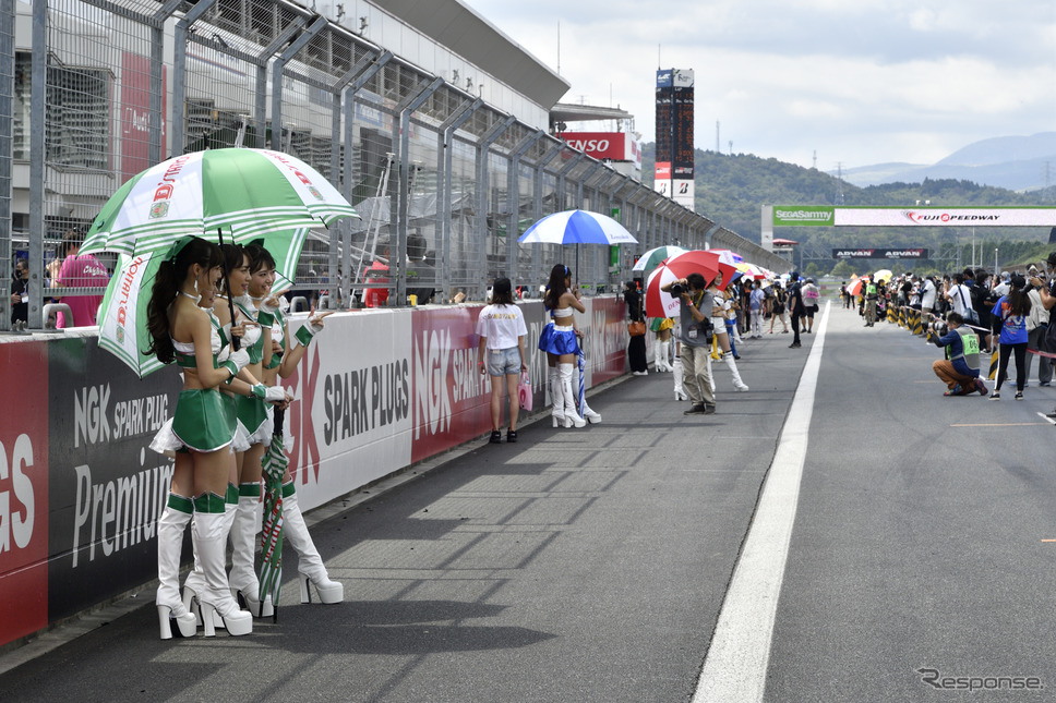スーパー耐久シリーズのイメージガール、D'stationフレッシュエンジェルズ。《写真撮影 雪岡直樹》