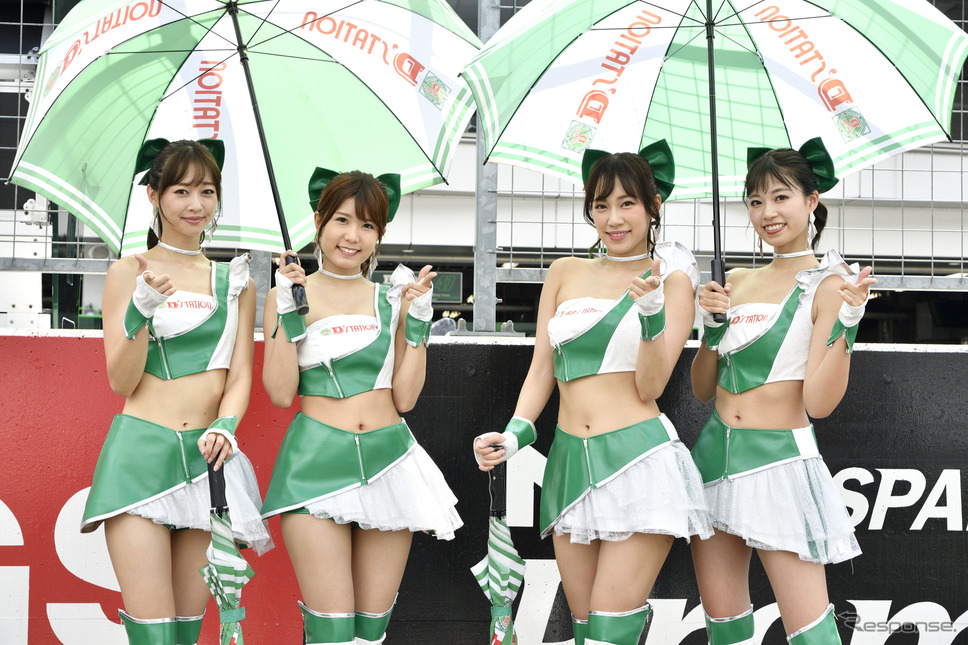 スーパー耐久シリーズのイメージガール、D'stationフレッシュエンジェルズ。《写真撮影 雪岡直樹》