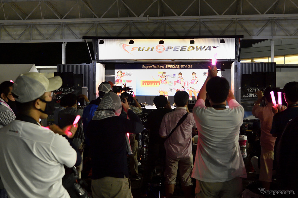 スーパー耐久シリーズのイメージガール、D'stationフレッシュエンジェルズ。《写真撮影 雪岡直樹》