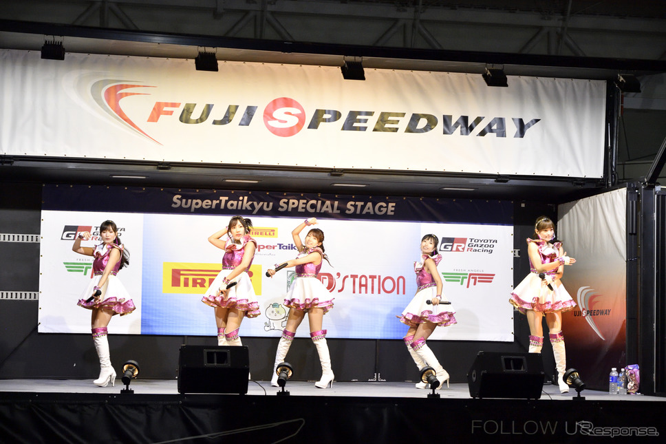スーパー耐久シリーズのイメージガール、D'stationフレッシュエンジェルズ。《写真撮影 雪岡直樹》