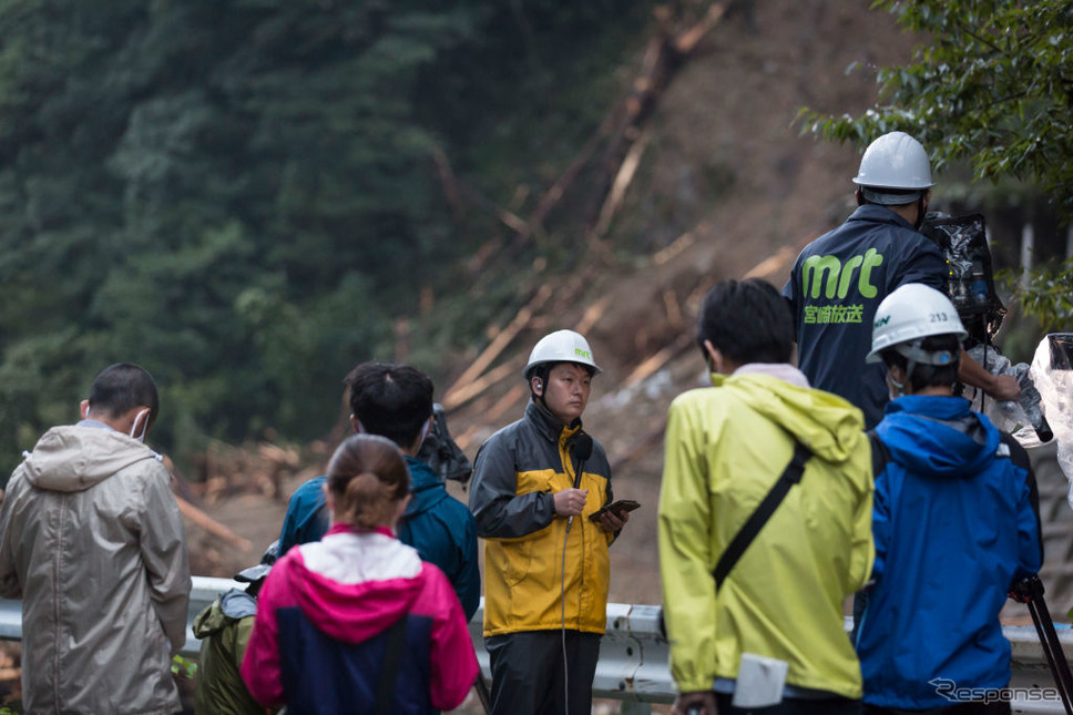 被災状況を取材する報道陣（9月7日、宮崎県）《Photo by Yuichi Yamazaki/Getty Images News/ゲッティイメージズ》