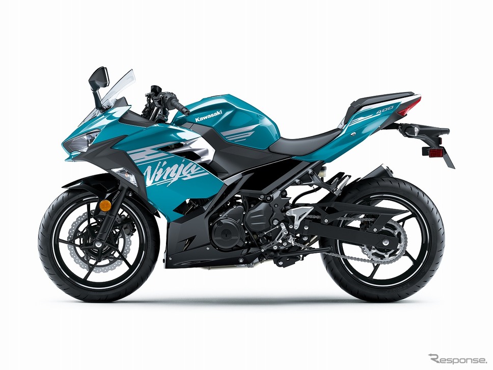 カワサキ Ninja 400(パールナイトシェードティール×メタリックスパークブラック)《写真提供 カワサキモータースジャパン》