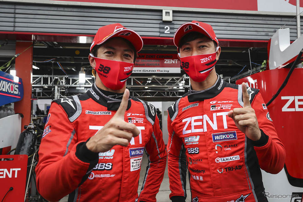 GT500クラスポールポジションを獲得した#38 ZENT GR Supraの立川祐路(左)とチームメイトの石浦宏明(右)《写真撮影 益田和久》