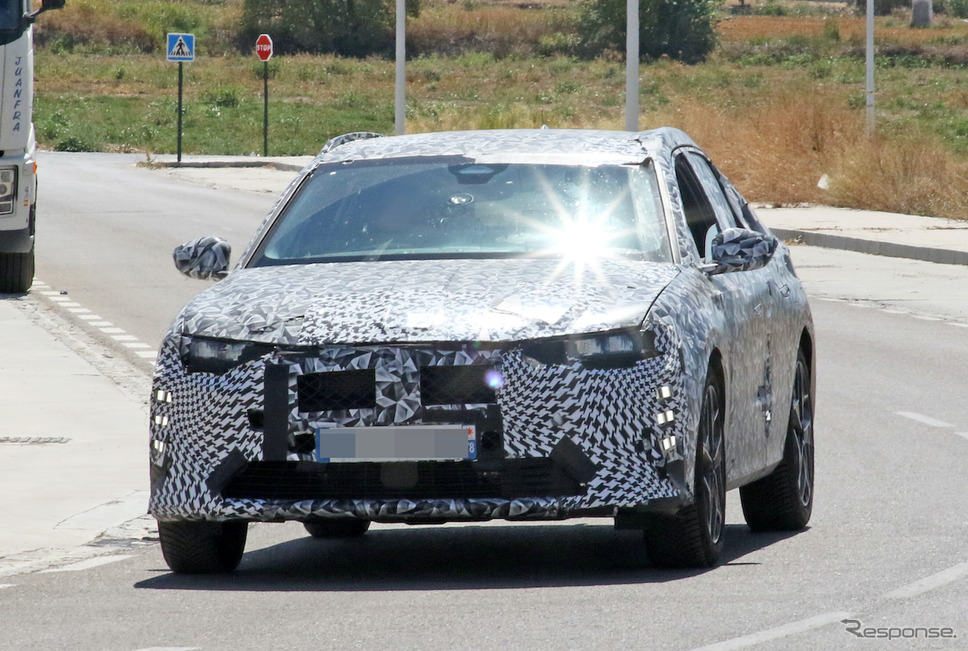 DS 4 後継モデルのプロトタイプ(スクープ写真)《APOLLO NEWS SERVICE》