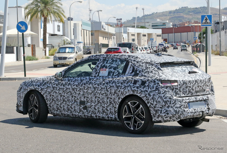 DS 4 後継モデルのプロトタイプ(スクープ写真)《APOLLO NEWS SERVICE》