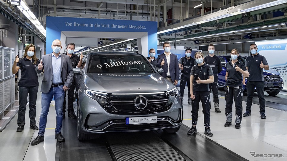 メルセデスベンツのドイツ・ブレーメン工場の900万目の生産車両としてラインオフしたEQC《photo by Daimler》
